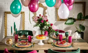 Jak udekorować pokój na urodziny? Balony, kwiaty i pyszny tort tworzą magiczną atmosferę.