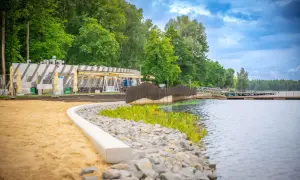 Letnie popołudnie nad jeziorem Paprocańskim w Tychach. Widok na plażę, restaurację i pomost.