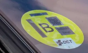 Etiqueta b de la DGT en un parabrisas, indicando EURO 4 y motor diésel.