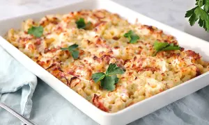 En krämig och gyllene pasta i ugn, toppad med ost och färsk persilja. Perfekt för en mysig middag.