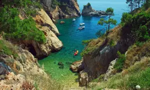 Kayak en cala turquesa, un paraíso que te hace preguntar: ¿cuáles son las mejores playas de España?