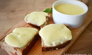 Smażony ser z twarogu na chlebie, idealny na szybkie śniadanie. Prosty przepis na pyszne danie.