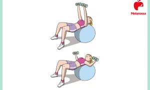 Esercizio per il petto con manubri su fitball, un esempio di circuit training per tonificare.