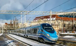 Nowoczesny pociąg Pendolino PKP Intercity na ośnieżonym peronie. Skorzystaj z promocji PKP Intercity i podróżuj szybko i wygodnie!