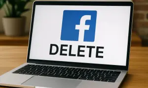 Laptop z logo Facebooka i napisem "DELETE". Szukasz sposobu, jak usunąć Facebooka bez usuwania Messengera?