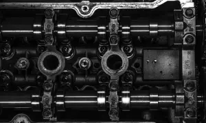 Detaljerad vy av en cylinder motor med kamaxlar och ventiler.