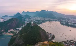 Widok na Rio de Janeiro z góry. Miasto, zatoka pełna łodzi i góry. Czy Brazylia jest bezpieczna? Widok zapiera dech w piersiach.