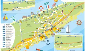 Mapa Krynicy Morskiej z zaznaczonymi atrakcjami, portem, plażą i Zalewem Wiślanym.