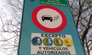 Señal de Madrid Zona de Bajas Emisiones. Indica hasta cuando pueden circular los coches sin pegatina, excepto los autorizados con distintivo DGT.
