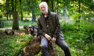 Stachura "Człowiek człowiekowi": Wilcza natura i iskra nadziei