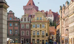Poznański zamek gargamela, czyli wieża widokowa na Wzgórzu Przemysła, góruje nad kolorowymi kamieniczkami Starego Rynku.