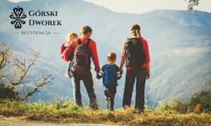 Rodzina wyrusza na górską trasę w okolicach Zakopanego. Dzieci trzymają się rodziców, gotowi na przygodę.
