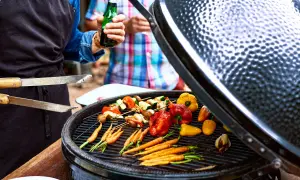 Leckeres vegetarisch grillen mit bunten Gemüsespießen, Karotten und Paprika auf dem Rost.