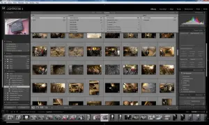 Katalogowanie zdjęć w Lightroom. Widok siatki z miniaturami, panele metadanych i słów kluczowych.