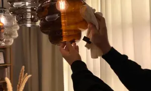 Delikatnie wyczyść szklany abażur z lampy, używając miękkiej ściereczki. Poznaj proste sposoby, jak wyczyścić abażur z lampy, by znów lśnił.