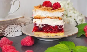 Sernik z malinami i bezą, idealny na letnie popołudnie. Jak suszyć bezę do malinowej chmurki? Oto inspiracja!