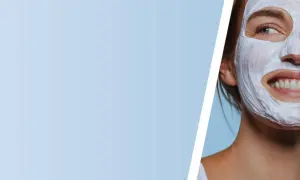 Mujer sonriente con mascarilla de arcilla blanca, disfrutando de un momento de cuidado facial.
