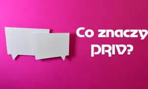 Dwa białe dymki dialogowe na fioletowym tle, obok białego tekstu "Co znaczy PRIV?".