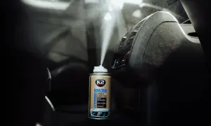 Odgrzybianie klimatyzacji w domu: spray K2 Klima Fresh rozpylany jest w samochodzie, odświeżając powietrze i usuwając nieprzyjemne zapachy.