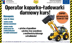 Żółta koparko-ładowarka na białym tle, z tekstem informującym o darmowym kursie.