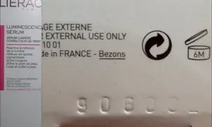 Symbol "6M" na opakowaniu kosmetyku Lierac oznacza, że produkt jest ważny przez 6 miesięcy od otwarcia. To informacja, co to znaczy exp date dla tego serum.