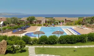 Villaggio con piscina e lettini, vista mare. Una **cala rosa** al **mattinata** ideale per rilassarsi.