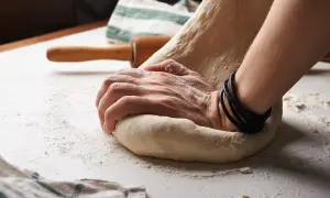Jak rozciągnąć ciasto na pizzę bez błędów i z perfekcyjną konsystencją