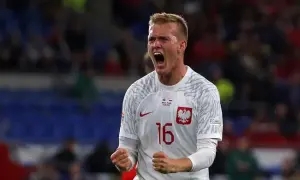 Kamil Grabara zarobki: Ile naprawdę zarabia jeden z najlepszych bramkarzy?