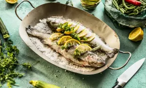 Jak usmażyć pstrąga w piekarniku, aby był soczysty i aromatyczny?