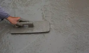 Jaki beton pod słupy wiaty, aby uniknąć problemów z trwałością?