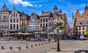 Urokliwy rynek z zabytkową architekturą, idealny na tanie wycieczki 3 dniowe.