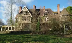 Maison abandonnée envahie par la végétation, un vestige de l'urbex Sarthe. Le toit est délabré, les fenêtres brisées, et la nature reprend ses droits.
