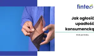 Osoba pokazuje pusty portfel, sugerując, kto może ogłosić upadłość konsumencką. Poradnik "Krok po kroku".