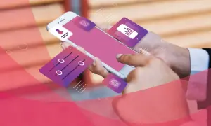 Dłoń trzyma smartfon z ekranem telefonu, na którym widać ikonki. To nowoczesna aplikacja wiadomości SMS z opcjami personalizacji.