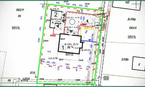 Plan zabudowy działki z oznaczeniami budynków, sieci i granic. Skąd wziąć taki plan? Z urzędu miasta lub gminy.
