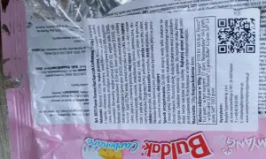 Buldak Carbonara ramen z makaronem i sosem. Wartość odżywcza na 100g: 1770 kJ/423 kcal. Tłuszcz: 15,4g.
