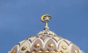 Złoty półksiężyc z gwiazdą na szczycie kopuły meczetu, symbol wiary. Bismillah.