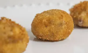 Croquetas doradas y crujientes, perfectas para conocer las medidas exactas de masa croquetas.