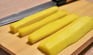 Pokrojona rzodkiew do sushi, przygotowana do dalszej obróbki.