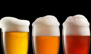 Tre bicchieri di birra con abbondante schiuma. La schiuma della birra fa male? Forse, ma è bellissima da vedere.