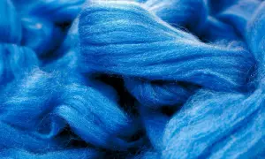 Leuchtend blaue Fasern, bereit für die Modal Herstellung. Ein Blick auf die Rohmaterialien, die für weiche Stoffe verwendet werden.
