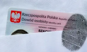 Okazanie dowodu osobistego z odciskiem palca. Dokument tożsamości Rzeczypospolitej Polskiej.