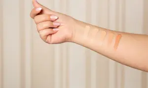 Testy podkładów na przedramieniu. Odcień rose ivory to delikatny, lekko różowy beż, idealny dla jasnej karnacji.
