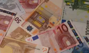 Stos banknotów euro o różnych nominałach: 10, 50 i 100 euro.