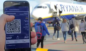 Telefon z kartą pokładową Ryanair w ręku, gotowy do podróży. Jak wydrukować bilet Ryanair? Wystarczy mieć go w aplikacji!