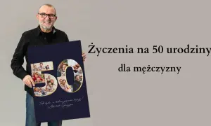 Uśmiechnięty mężczyzna trzyma plakat z napisem "Życzenia na 50 urodziny dla mężczyzny" i kolażem zdjęć.