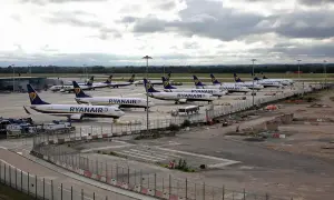 Wiele samolotów Ryanair na płycie lotniska, gotowych do lotów do Anglii.