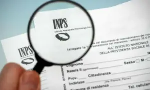 Documenti INPS sotto lente d'ingrandimento, per capire quando viene sospesa l'indennità di frequenza.