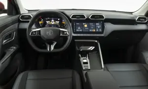 Interni moderni dell'MG ZS con volante multifunzione, cruscotto digitale e ampio touchscreen centrale.