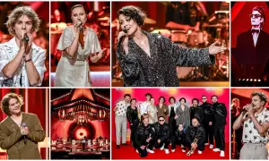 Artyści na scenie podczas Wodecki Twist Festiwal. Młodzi wokaliści i zespół w kolorowych strojach.